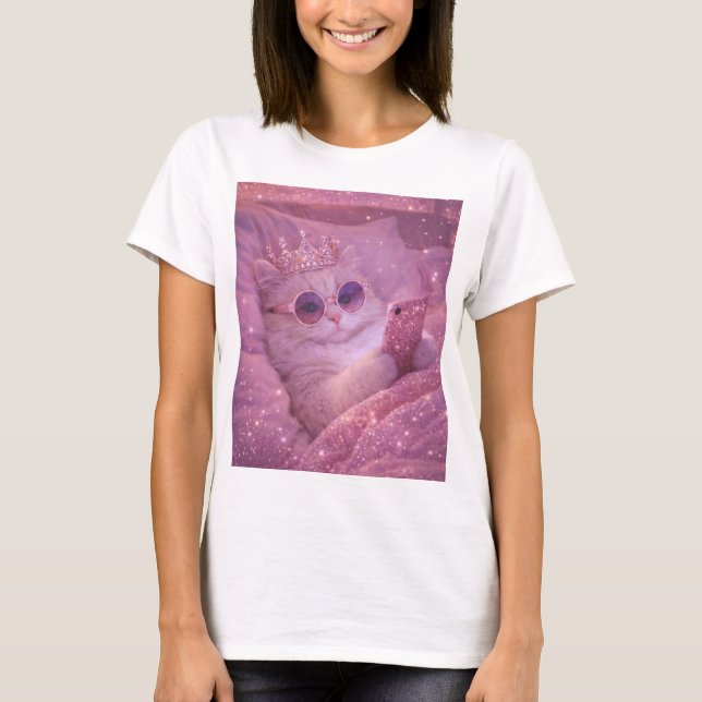 Camiseta Spoiled Princess Cat Texting in Bed                (Frente)