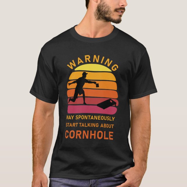 Camiseta Spontaneamente Comece A Falar Sobre Cornhole (Frente)