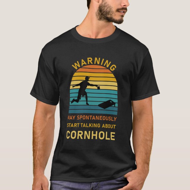 Camiseta Spontaneamente Comece A Falar Sobre Cornhole (Frente)