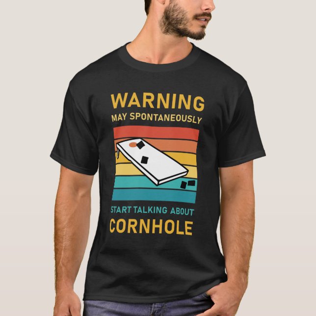 Camiseta Spontaneamente Comece A Falar Sobre Cornhole (Frente)