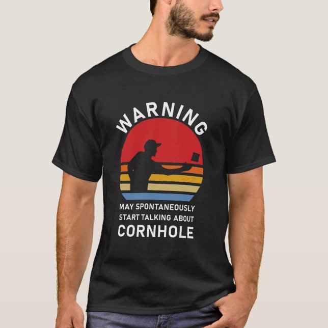 Camiseta Spontaneamente Comece A Falar Sobre Cornhole (Frente)