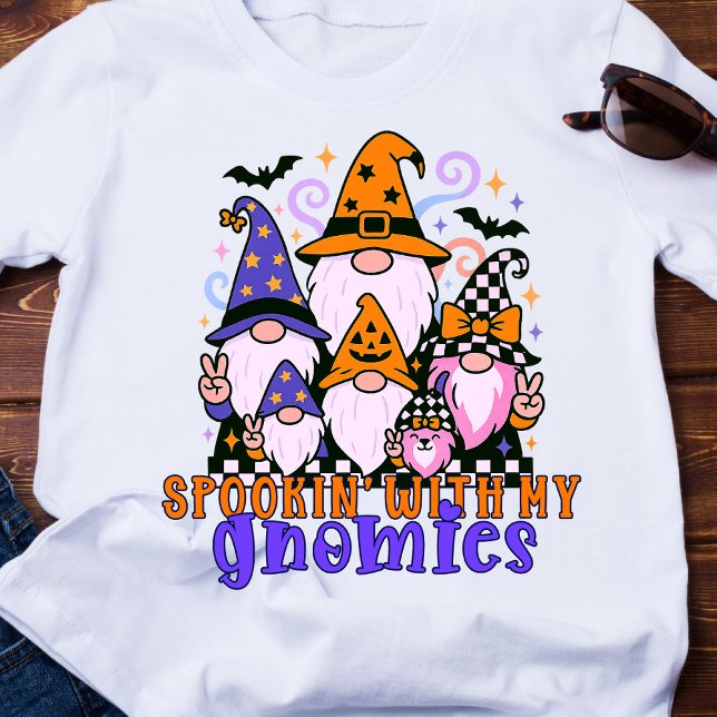 Camiseta "Spookin" Com Meus Gnomos: Amigos do Dia das Bruxa (Get festive with spookin' with my gnomies — a Halloween friends design full of humor and charm.)