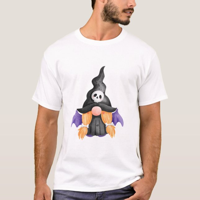 Camiseta Spooky Black Halloween Witch Gnome With Skull (Frente)