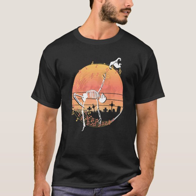 Camiseta Spooky Dancing Witch Skeleton in a Graveyard (Frente)