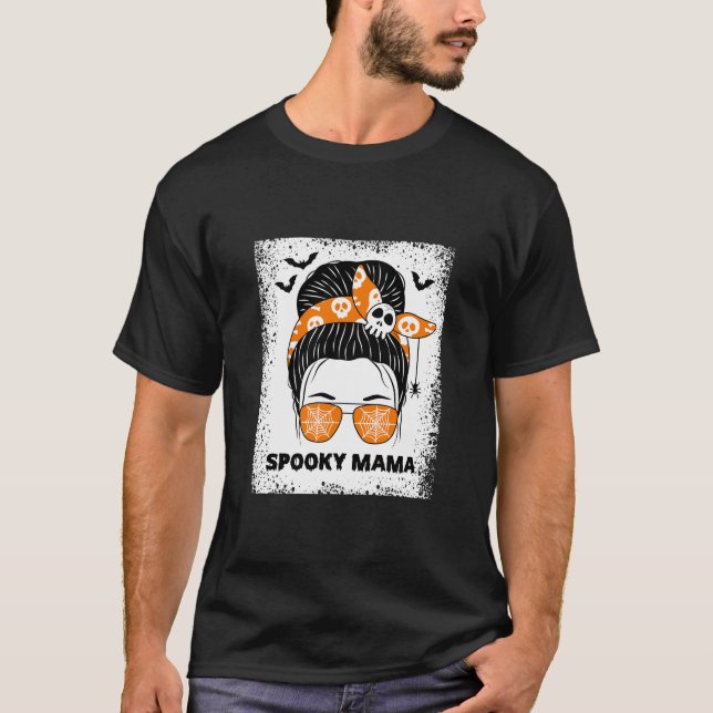 Camiseta Spooky Mama Messy Bun Mãe Figurino de Halloween 20 (Frente)