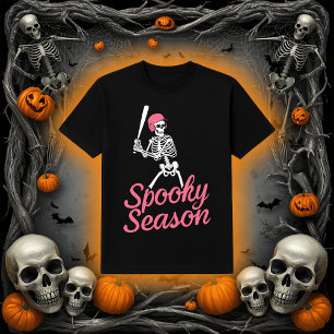 Camiseta Spooky Season Chapéu Rosa com Esqueleto do Baseb