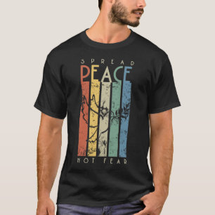 Camiseta Spread Peace Not Fear Retro Stripes Dove T-shirts 