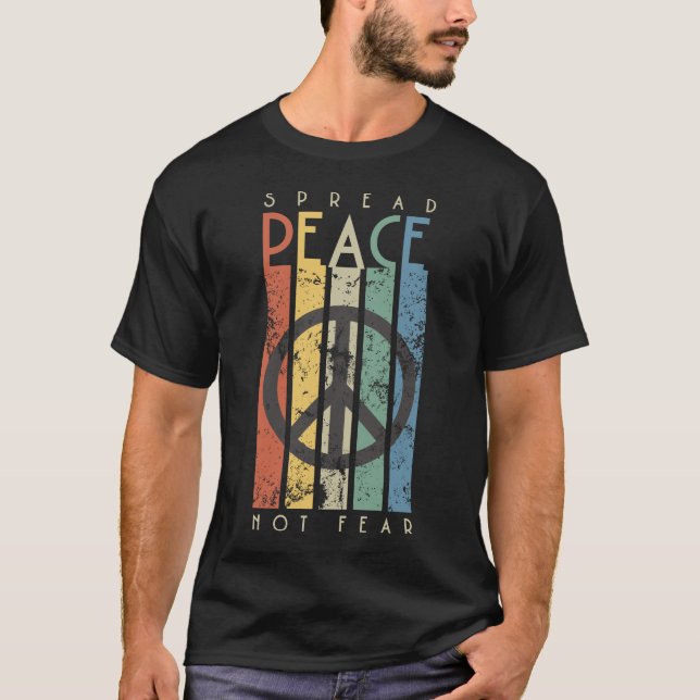 Camiseta Spread Peace Not Fear Retro Stripes Peace Symbol (Frente)