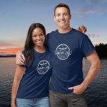 Camiseta Squam Lake NH — cidade personalizada, nome e âncor<br><div class="desc">O Lago Quadrado, o design de ancoragem náutica de New Hampshire é personalizado com a sua cidade (como Moultonborough, Center Harbor, Holderness, etc.) e o seu nome (ou apagar). Este retrô, design de estilo vintage, apresenta um círculo branco, âncora, pás crocadas e uma faixa em negrito que lê Lago Quadrado....</div>