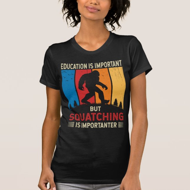 Camiseta Squatching Is Importanter Funny Sasquatch Bigfoot  (Frente)