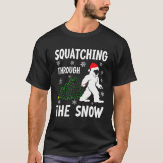 Camiseta Squatching Through The Snow - Bigfoot Christmas Sa