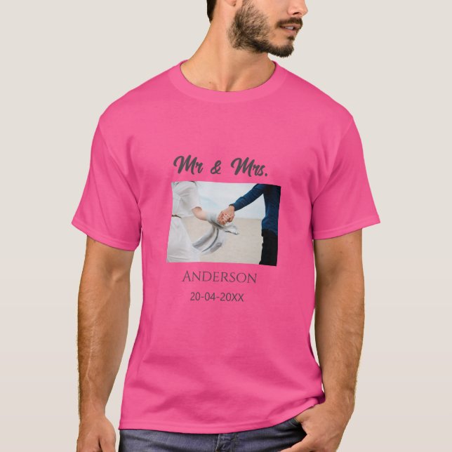 Camiseta Sr e Sra adicionam o nome da família data ano favo (Frente)