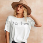 Camiseta Sra. T-Shirt personalizada para uma noiva<br><div class="desc">Personalizada Sra. T-Shirt,  Sra. Sobrenome Personalizada Shirt,  Noiva para Presente,  Presente Personalizado,  Sra. Futura,  Presente para Noiva,  Camisa de Noiva</div>