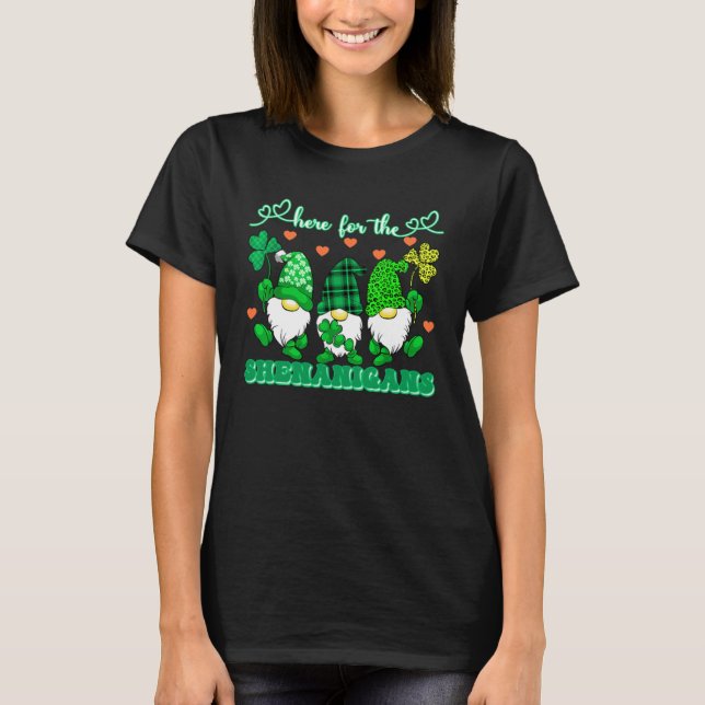 Camiseta St Patrick s Day Gnome Lucky Here For The Shenanig (Frente)