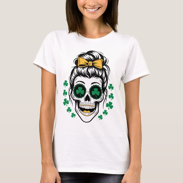 Camiseta St. Patrick’s Day Skull with Shamrocks and Messy  (Frente)