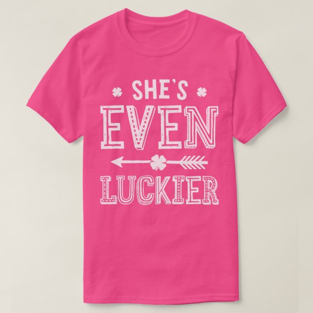 Camiseta St Patricks Day Couples Shes Even Luckier Matching (Frente do Design)