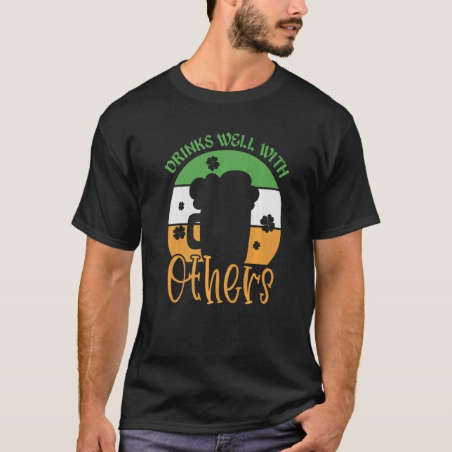 Camiseta St Patricks Day Drinking Drinks Well With Other Vi (Frente)