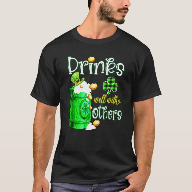 Camiseta St Patricks Day Drinking Drinks Well With Others B (Frente)
