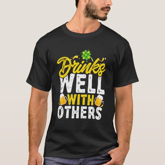 Camiseta St Patricks Day - Drinks Well With Others (Frente)