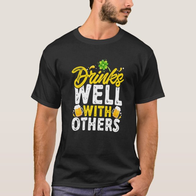 Camiseta St Patricks Day - Drinks Well With Others Premium (Frente)