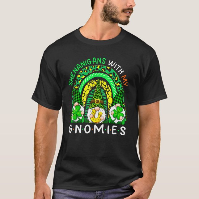 Camiseta St Patricks Day Gnome Let Shenanigans Begin Shamro (Frente)