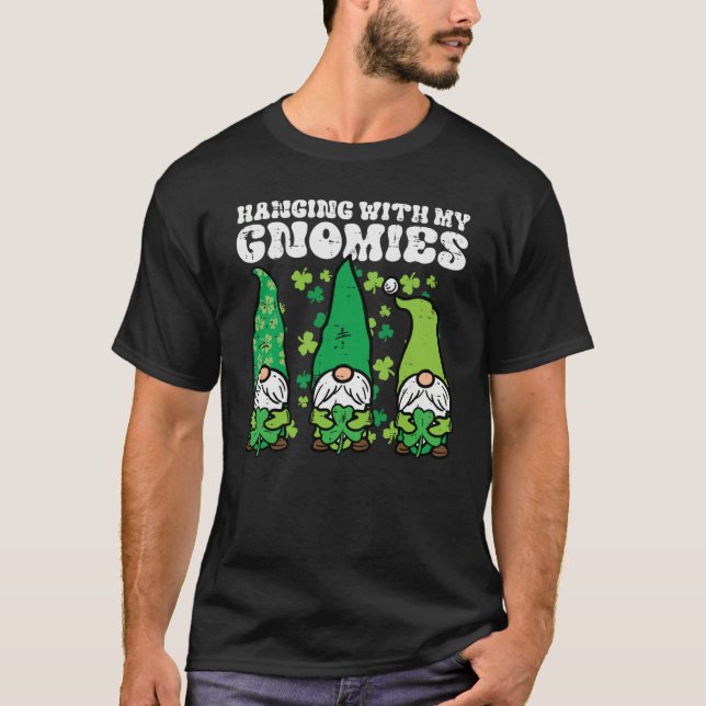 Camiseta St Patricks Day Hanging With Gnomies Gnomes Men Wo (Frente)