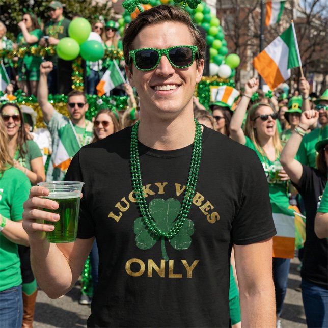 Camiseta St Patrick's Day Lucky Vibes Distressed Shamrock (Criador carregado)