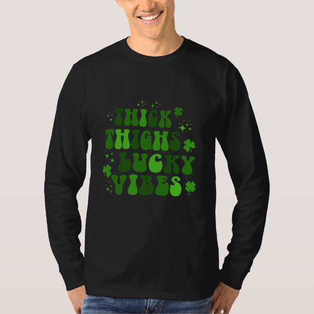 Camiseta St Patrick's Day pajamas Thick Thighs Lucky Vibes  (Frente)