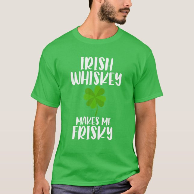 Camiseta St Patrick's Day Tee Irish Whiskey Makes Me Frisky (Frente)