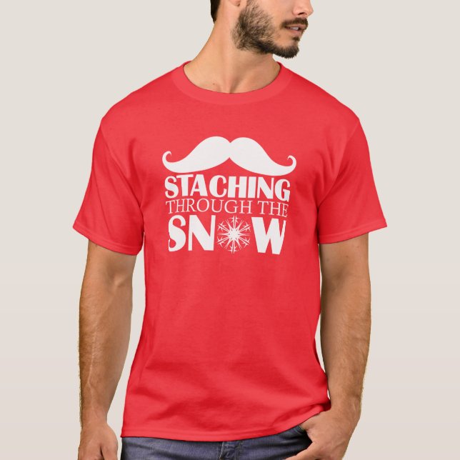 Camiseta STACHING ATRAVÉS da NEVE (letras claras) (Frente)