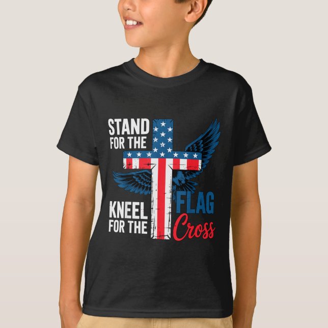 Camiseta Stand For The Flag, Kneel For The Cross Patriotic  (Frente)