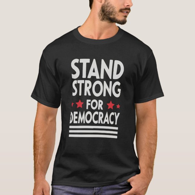 Camiseta Stand Strong for Democracy - Declaração Bold (Frente)