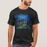 Camiseta Starry Night Over the Rhone, por Vincent Van Gogh<br><div class="desc">Starry Night Over the Rhone,  por Vincent Van Gogh. Esta é uma antiga obra-prima do pintor mestre holandês Vincent Van Gogh. Esta bela pintura tem uma cor vibrante,  vibrante e saturada. Vincent Van Gogh era um pintor impressionista holandês. Esta pintura foi pintada nas margens de Rhone,  na França.</div>