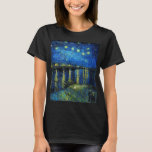 Camiseta Starry Night Over the Rhone, por Vincent Van Gogh<br><div class="desc">Starry Night Over the Rhone,  por Vincent Van Gogh. Esta é uma antiga obra-prima do pintor mestre holandês Vincent Van Gogh. Esta bela pintura tem uma cor vibrante,  vibrante e saturada. Vincent Van Gogh era um pintor impressionista holandês. Esta pintura foi pintada nas margens de Rhone,  na França.</div>