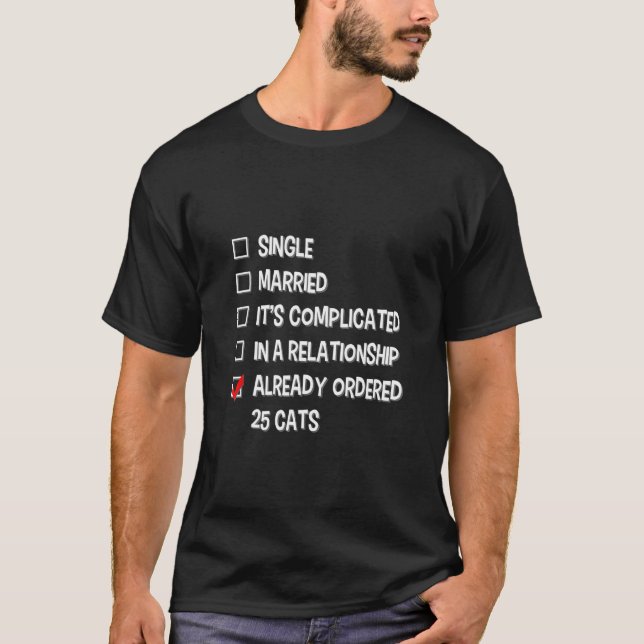 Camiseta Status de Relacionamento da Senhora dos Gatos   So (Frente)