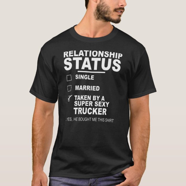 Camiseta Status de Relacionamento Tomado Por Um Super S e x (Frente)