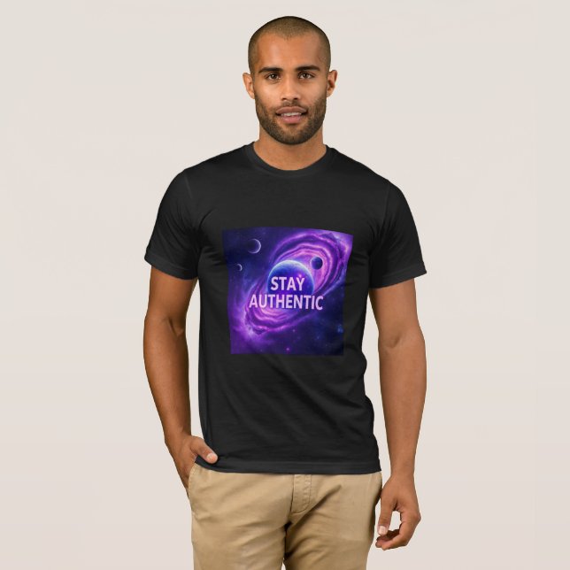 Camiseta Stay Authentic T-Shirt | Cosmic Exploration Motiva (Frente Completa)
