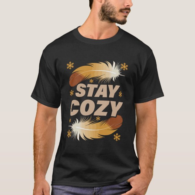 Camiseta Stay Cozy Winter Feathers T-Shirt (Frente)