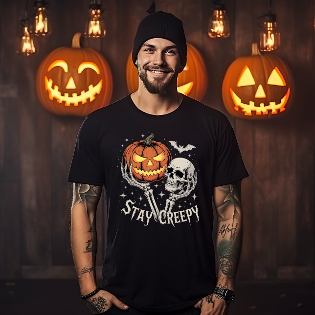 Camiseta Stay Creepy Skeleton Hands Holding Pumpkin & Skull (Criador carregado)