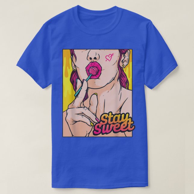 Camiseta Stay Sweet Pop Art Women Eating Lollipop Candy Com (Frente do Design)