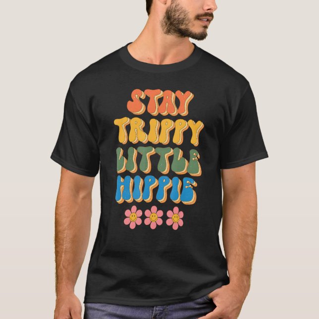 Camiseta Stay Trippy Little Hippie Groovy Daisy Positive Mi (Frente)