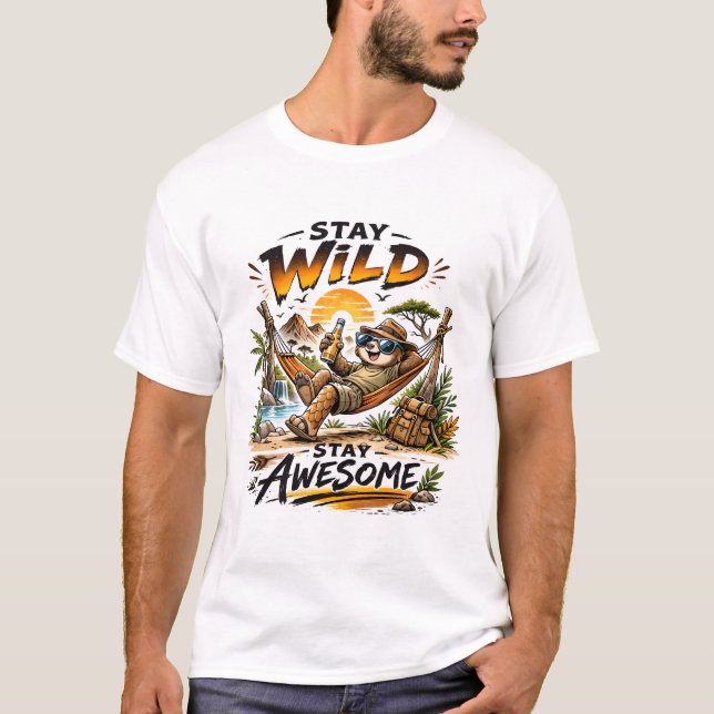 Camiseta Stay Wild Stay Awesome Pangolin Hammock Adventure  (Frente)