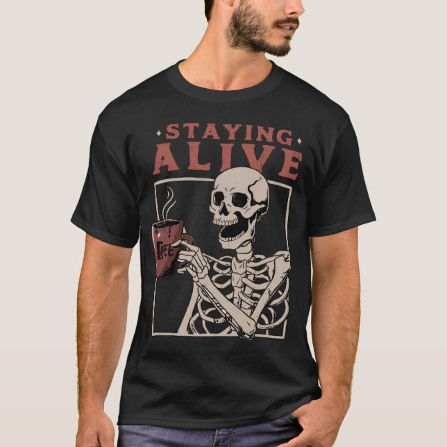 Camiseta Staying Alive Coffee Halloween  Skeleton (Frente)