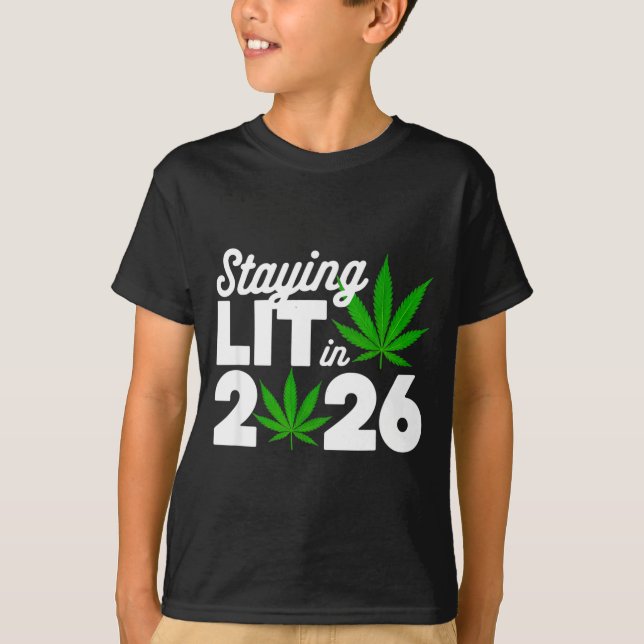 Camiseta Staying Lit 2026 High Wasted Weed New Years Funny  (Frente)