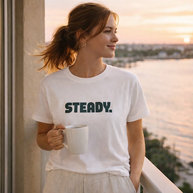 Camiseta Steady Minimal Typography T-Shirt (Criador carregado)