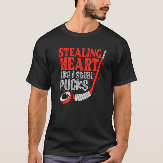 Camiseta Stealing Heart Like I Steal Pucks Valentines Day H (Frente)