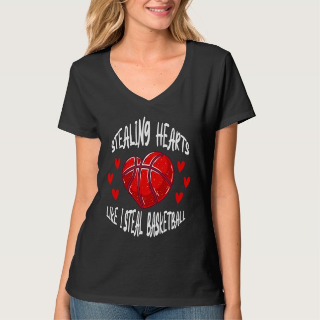 Camiseta Stealing Hearts Like I Steal Basketball Valentines (Frente)