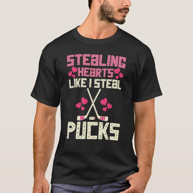Camiseta Stealing Hearts Like I Steal Pucks Hockey  1 (Frente)