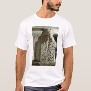 Camiseta Stele com o texto de uma lei sagrado