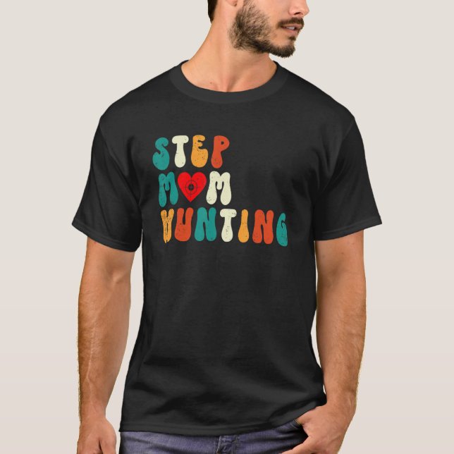 Camiseta Stepmom Hunting Joke Saying Retro Groovy (Frente)